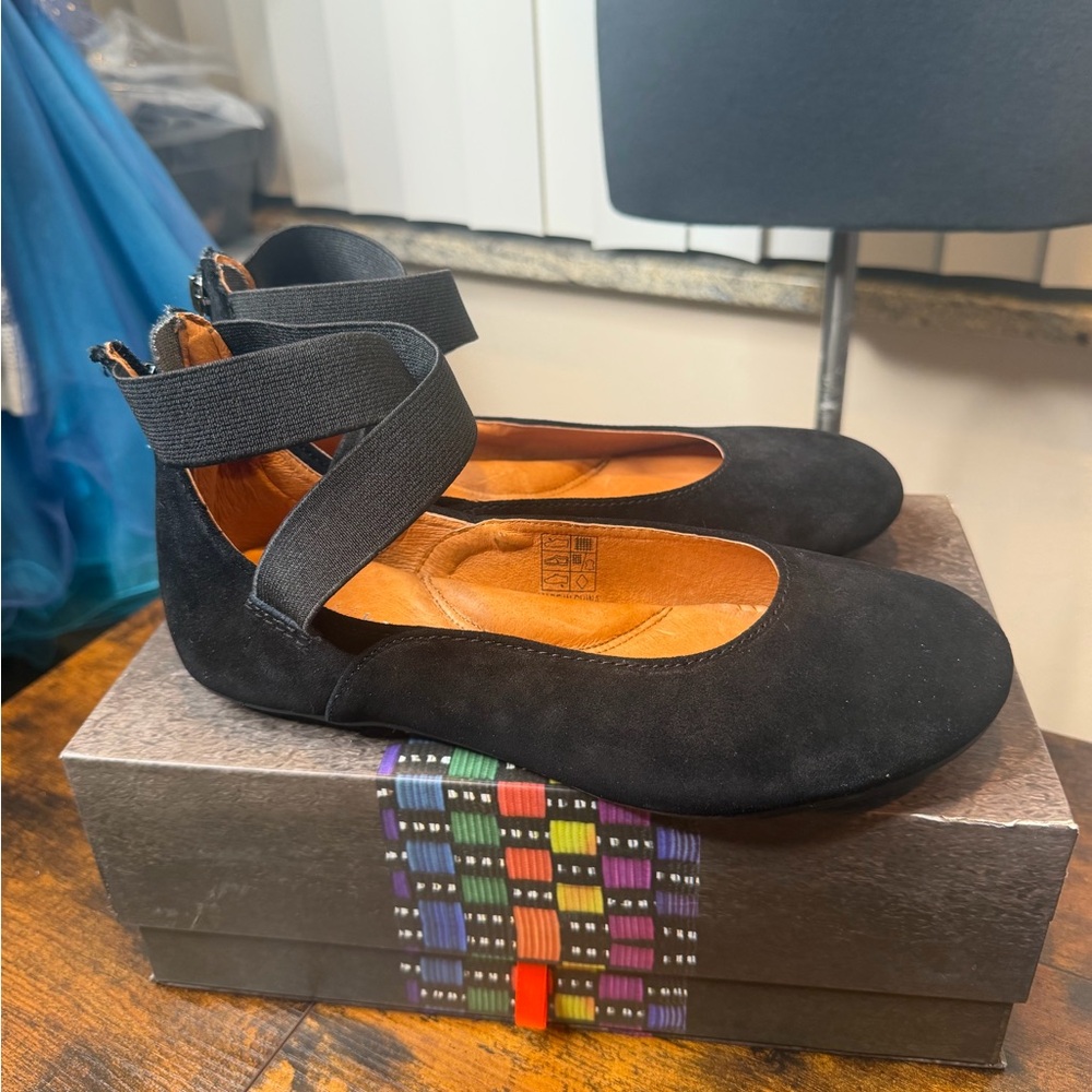 Bernie Mev Women's Black Monica Suede Ballet Flat Size 39/ US Size 8 NEW